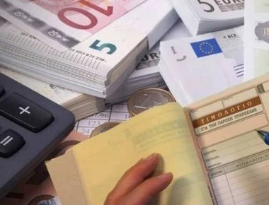 Νέα αφαίμαξη εισοδημάτων: Χαράτσι σε 160.000 μπλοκάκια - Θα πληρώσουν επιπλέον εισφορές για το 2017